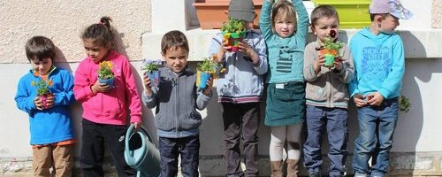 Aux Coccinelles, les enfants plantent leurs petites graines Aux Coccinelles, les enfants plantent leurs petites graines